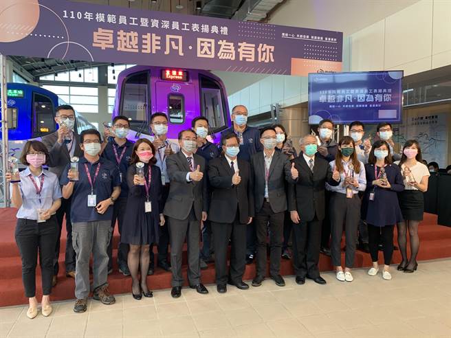 桃园市长郑文灿28日至桃园捷运公司替110年度优秀员工、资深员工表扬。（姜霏摄）