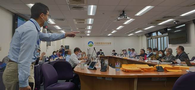 自救会委任律师詹顺贵怒斥开发人员「说谎」、「无耻」。（林良齐摄）