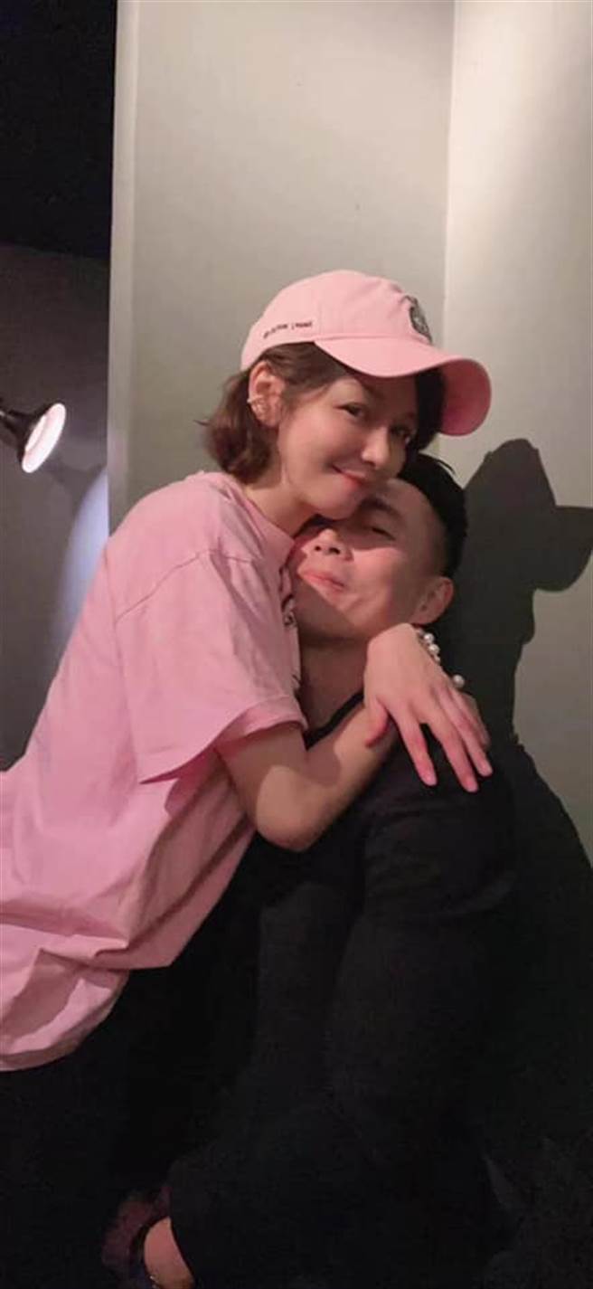 徐若瑄发文晒老公，大方放闪。（图／取材自徐若瑄 Vivian Hsu脸书）