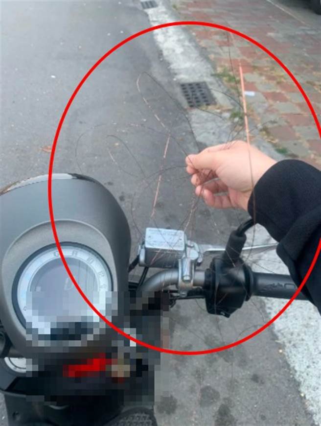 原po被大卡車突噴出的不明銅線嚇傻，立即停車將纏住脖子的銅線取下。(圖擷取自Dcard)