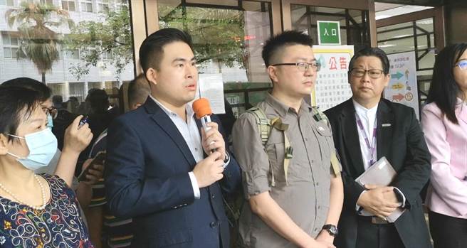 台北地院認為，主張統一也是憲法保障的權利，王炳忠（左二）、林明正（右二）等人行為對國家安全並無「具體危險」，因此判決無罪。（黃捷攝）