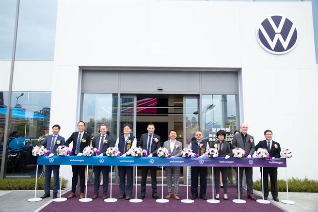 看好台中消费潜力，汽车集团斥资3亿元打造旗舰馆，28日举行开幕仪式，副市长令狐荣达代表市府出席剪彩。（卢金足摄）