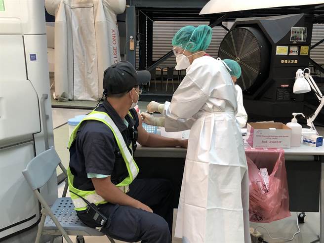 華航空勤組員及機務、貨運、機場服務等一線地勤員工，已陸續在公司設置的疫苗接種站完成施打。（華航提供／陳祐誠傳真）