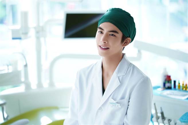 宋威龙在《以家人之名》为了怕看牙医的妹妹而选择当牙医。（中天娱乐台提供）
