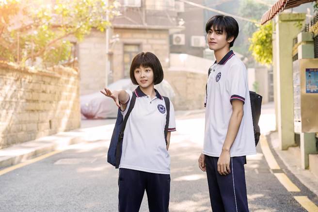 宋威龙（右）在《以家人之名》饰演冷静沉稳的大哥「凌霄」，和谭松韵饰演的妹妹「李尖尖」组成「霄尖CP」。（中天娱乐台提供）