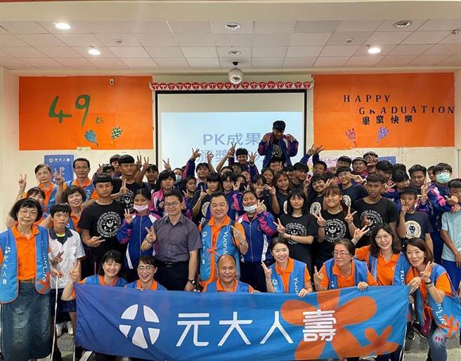 （元大人寿「小树陪伴列车」的志工们与狮中学生共度欢乐且有意义的午后。图/元大人寿提供）