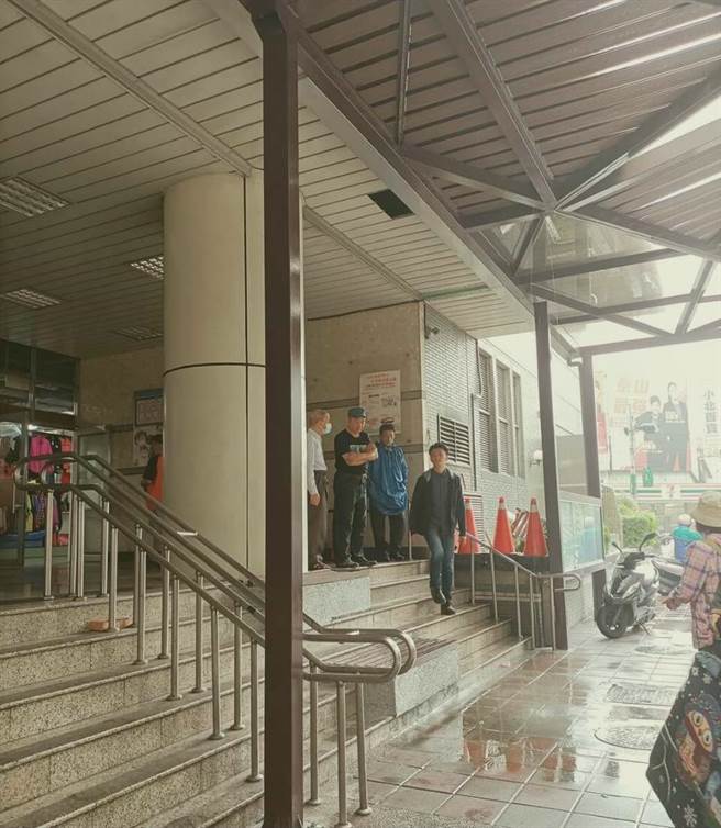 泰山市场外风雨走廊刚完工就漏水　公所：要求厂商10日内改善　（翻摄自脸书／戴上容新北传真）