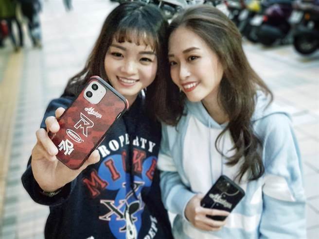 至全台杰升通信门市购买任一款乐天桃猿联名手机壳，凭乐天桃猿挥出安打的FB活动广告，立即享有85折优惠。（杰升通信提供／黄慧雯台北传真）