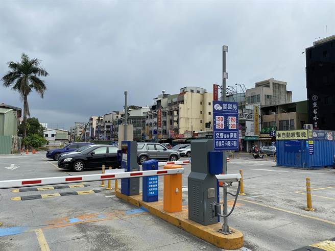 嘉义市吴凤北路民族路口公有民营停车场收费，遭轰比台中贵。（廖素慧摄）