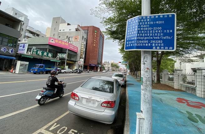 嘉义市吴凤北路民族路口停车场外的路边停车格价格较亲民，开车族争停。（廖素慧摄）