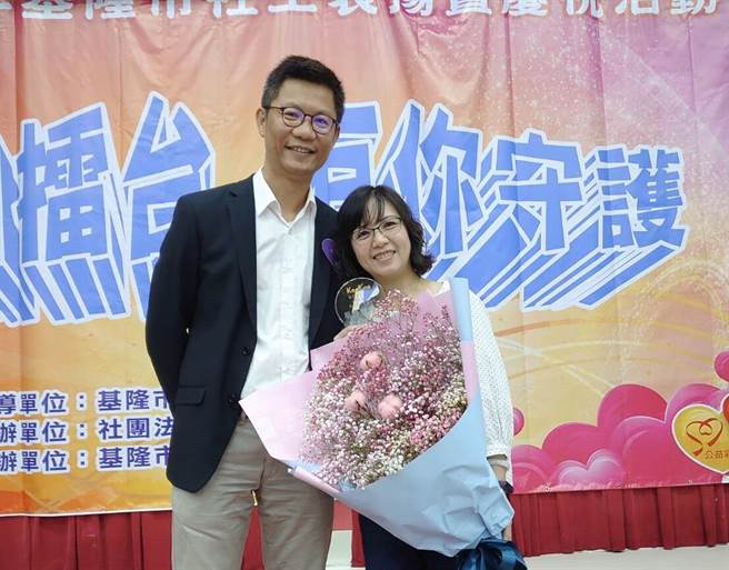 社工蘇乙芯（右）從事性侵害保護工作，誓言要發揮專業，為需要的兒少重新被看見、找回自己。（基隆市政府提供／陳彩玲基隆傳真）