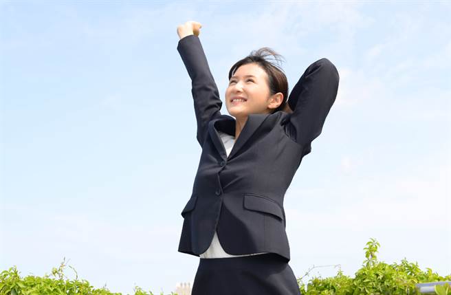 生肖鸡、龙、狗以及蛇的人在4／28～4／29期间工作运将一路高涨，不仅能逢凶化吉，一改先前低迷的运势，更能天天吃香喝辣。（图／Shutterstock）