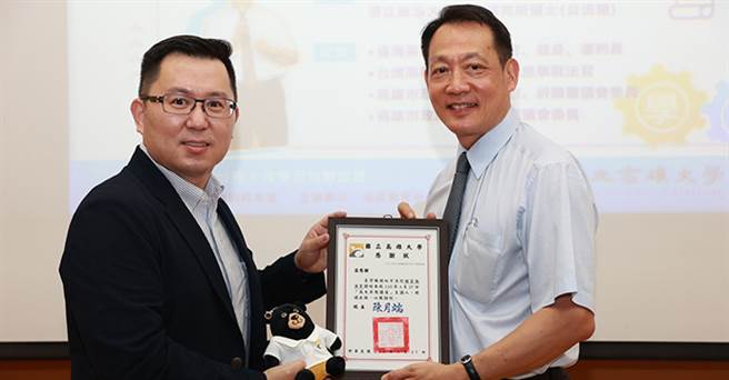 高雄大学推广教育中心主任陈怡兆（左）代表校方，致赠感谢状予台湾桥头地方法院法官杨富强。（图/高雄大学提供）