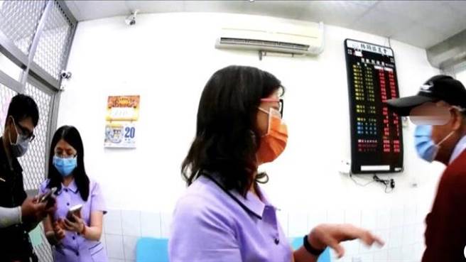 桥头区桥头农会五里林办事处行员与警方识破骗局，保住老人家的血汗钱。（警方提供／林瑞益高雄传真）