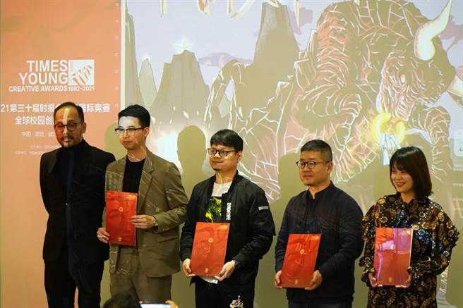 金犊奖组委会为学校赠予了感谢状，并为院校推广老师颁发聘书，以表达最诚挚的感谢。(图／时报金犊奖组委会)