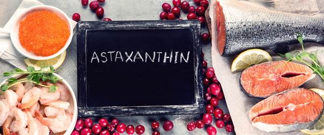 虾红素（astaxanthin）并非源自于虾，而是一种类胡萝卜素，在虾、蟹、鲑鱼的壳、肉中累积，让这些生物呈现红色的模样。(示意图/Shutterstock)