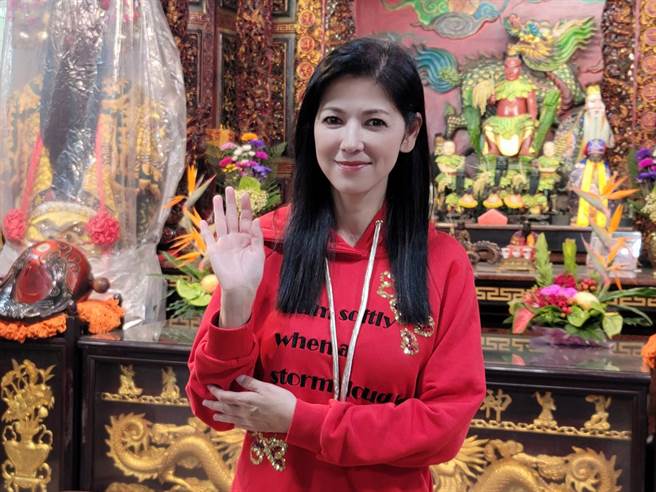 艺人陈明真今(28日)早到士林神农宫点灯为植物人祈福。 (照片/游定刚 拍摄)