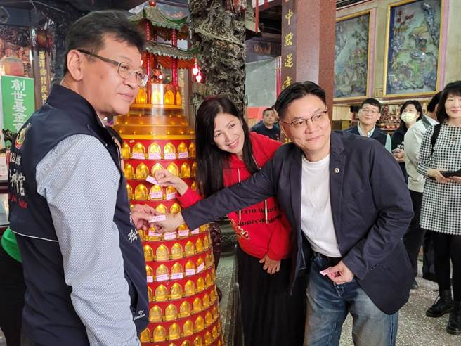 艺人陈明真(28日)到士林神农宫点灯祈福。 (照片/游定刚 拍摄)
