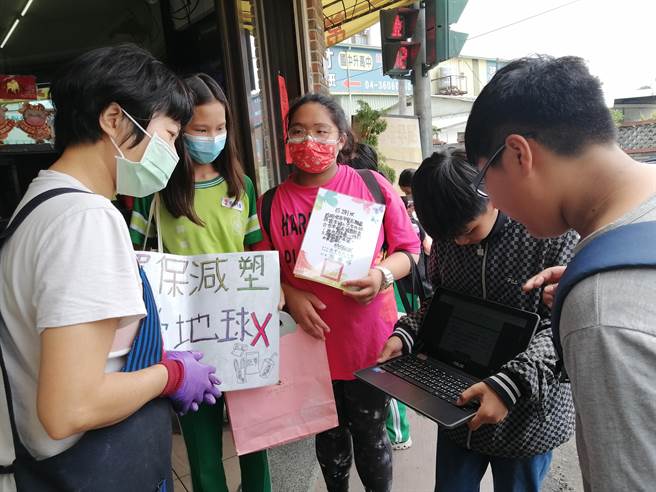 台中市侨孝国小学生到店家宣扬减塑理念，诉求环保爱地球，给地球一个乾净的环境。（卢金足摄）
