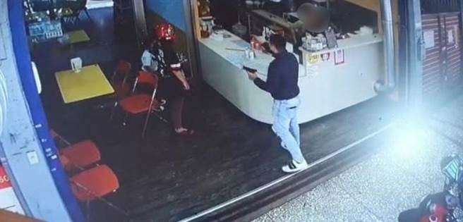 蔡姓男子持玩具枪到早餐店呛声。（翻摄画面）