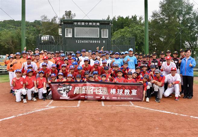 味全龙回馈花莲基层学校。（味全龙提供）