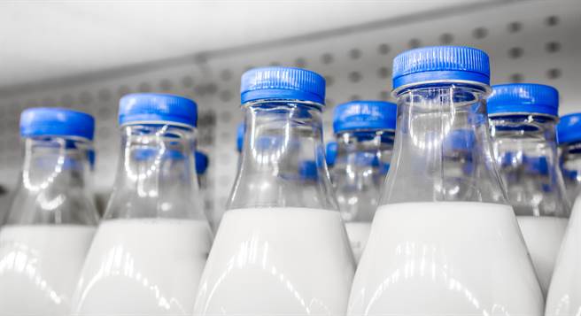 营养师高敏敏指出，许多人都对保久乳存在错误的认知。其实，保久乳不但没有添加防腐剂，营养更不输鲜乳。(示意图/Shutterstock)