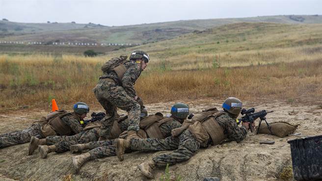 陆战队正验证步兵营新模式，未来所有步兵将成为精通数种不同武器系统的通才。图为进行实弹射击的陆战队。(图/DVIDS)