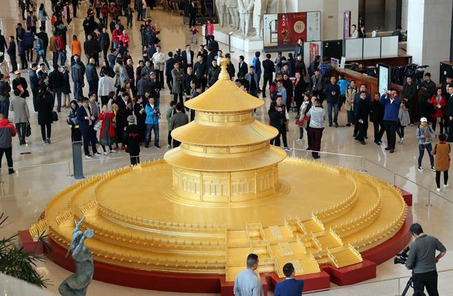 由中国紫檀博物馆制作的「着名古建筑天坛祈年殿制作模型」捐赠收藏仪式在中国国家博物馆举行。祈年殿模型整体结构完全以原建筑物为准，选用珍贵的缅甸柚木，手工贴三层24K99金箔；模型以1:10的比例，并採用中国传统的榫卯结构雕制而成，直径9公尺，高3.8公尺。(中新社)