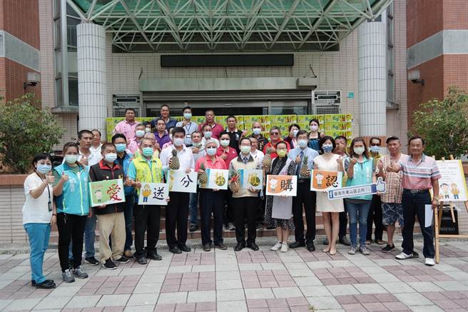 28日記者會上，東山區公所邀請所有疼惜農民及愛護轄內社會福利戶的認購及捐贈者到場。（東山區公所提供／張毓翎台南傳真）