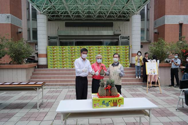 台南市東山區長呂煌男（左一）為了響應政府認購鳳梨政策，號召轄內企業、宗教團體及個人一同認購做公益，這次共募得1034箱鳳梨。（東山區公所提供／張毓翎台南傳真）