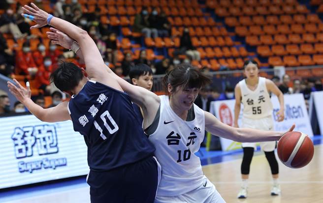 台元蔡佩真（右）是WSBL篮板好手代表人物之一。（中华篮协提供）