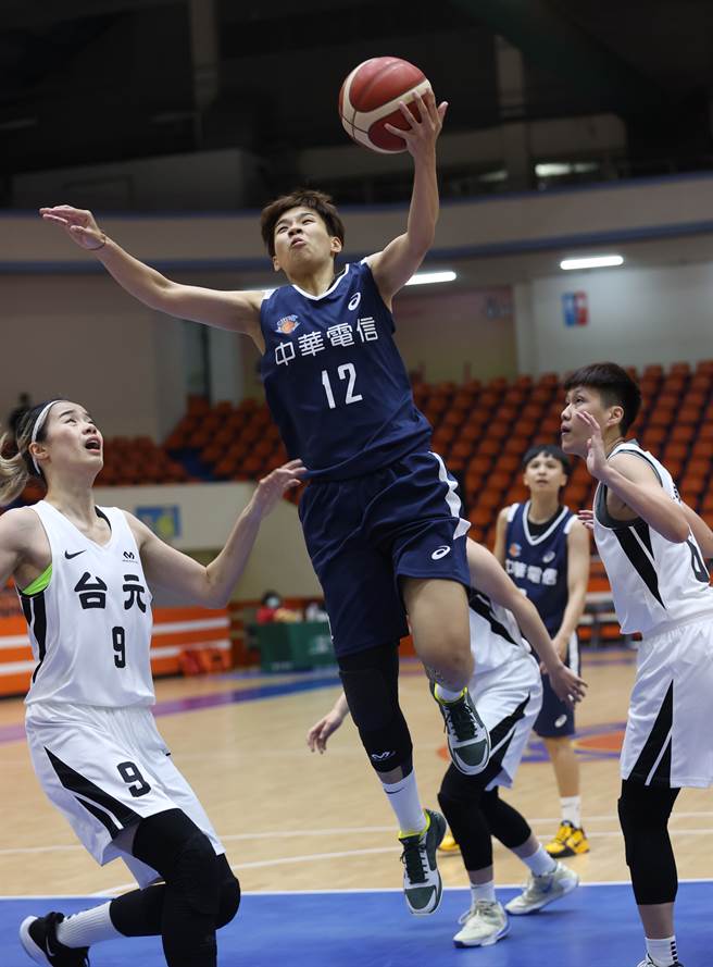 电信黄湘婷（中）昨天贡献生涯新高27分，今天体力有点下滑，进帐10分。（中华篮协提供）