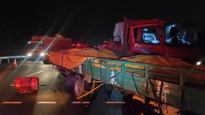 国道3号后龙段南下125公里处发生2部货车擦撞事故，造成内线2车道阻塞。（读者提供／谢明俊苗栗传真）