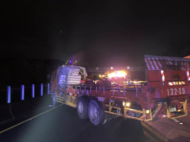 国道3号后龙段南下125公里处发生2部货车擦撞事故，造成内线2车道阻塞。（读者提供／谢明俊苗栗传真）