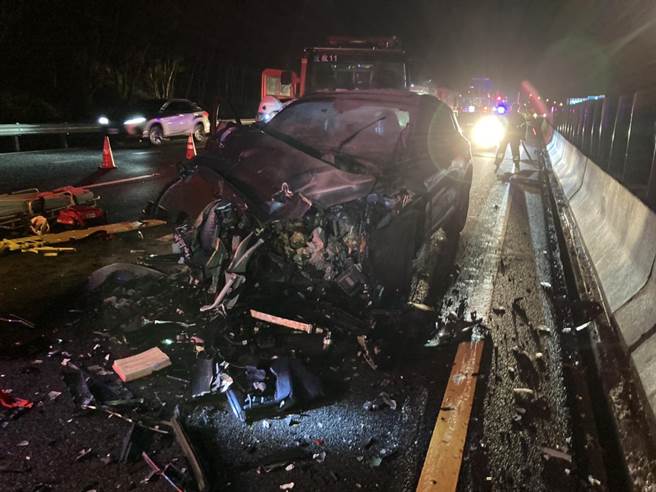 1部宾士轿车未注意前方事故路况，直接撞上警戒的拖吊车，车头整个撞烂。（读者提供／谢明俊苗栗传真）