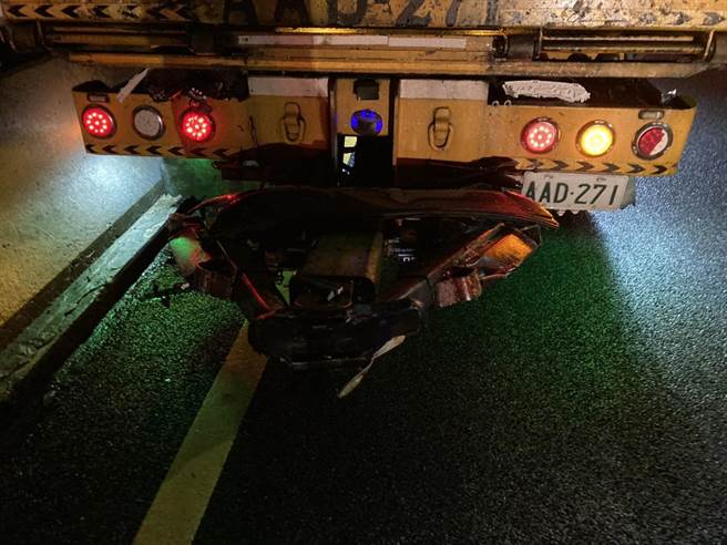 高速拖吊车在事故现场后方警戒，遭1部宾士车追撞，宾士车牌卡在后方拖杆上。（读者提供／谢明俊苗栗传真）