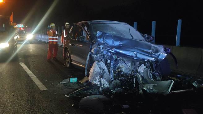 1部宾士轿车未注意前方事故路况，直接撞上警戒的拖吊车，车头整个撞烂。（读者提供／谢明俊苗栗传真）