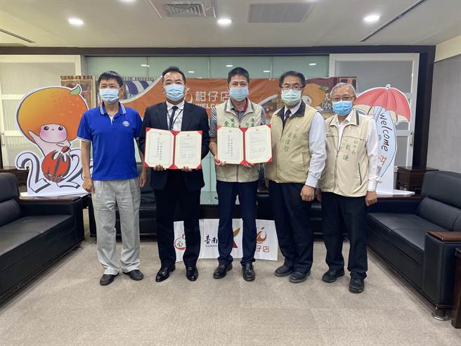 南瀛農產行銷公司與跨境電商平台合作，將台南好物賣向全世界。(曹婷婷攝)