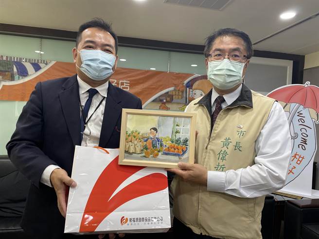 台南市政府積極行銷鳳梨及緊接著到來的芒果、文旦，市長黃偉哲28日見證南瀛農產行銷公司與全球柑仔店公司徐惇穎（左）簽約合作。（曹婷婷攝）