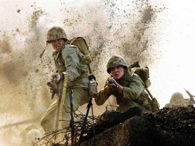 史匹伯与汉克斯合作的二战影集「太平洋战争」。(图/HBO)