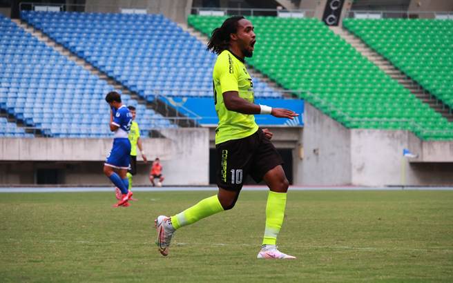 南市台鋼前鋒馬可對中油上演企甲聯賽本季首次帽子戲法。（中華足協提供）