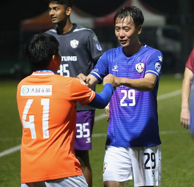 前國腳陳柏豪（右）替補上陣，替北市大同攻入致勝球，中止近來的3連敗。（中華足協提供）