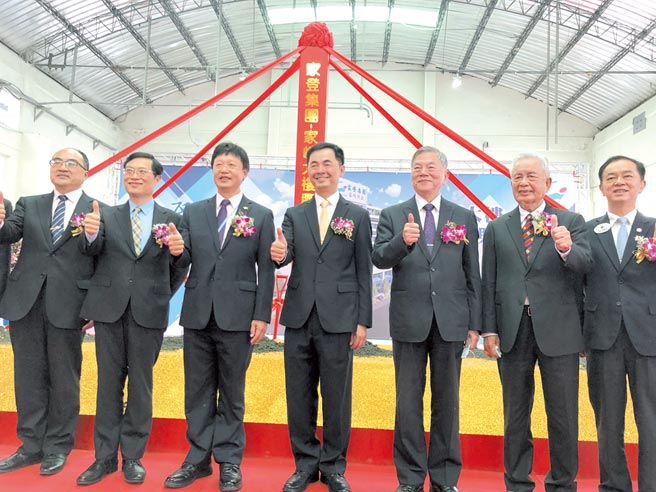 土城新厂动土　家登土城新厂27日动土。左起家登董事长邱铭乾、行政院副院长沈荣津。图／涂志豪
