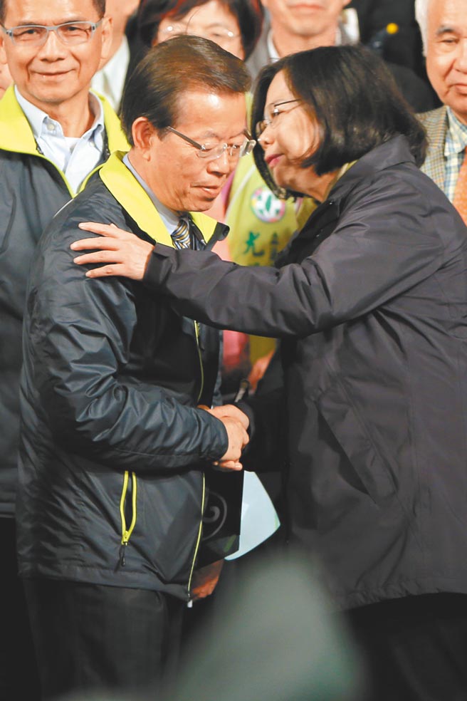 驻日代表谢长廷发言风波延烧数日，总统府发言人张惇涵27日表示，谢长廷说法与原能会无违背。图为2016年蔡英文赢得总统大选时与谢握手致意。（本报资料照片）