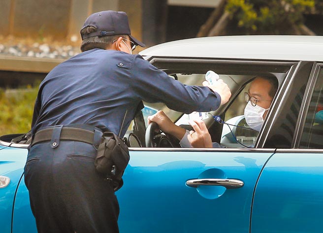 台灣昨新增5例境外移入新冠肺炎病例，中央流行疫情指揮中心將再度提撥1萬劑疫苗供給自費市場。圖為1名華航員工進入華航園區前，停車受檢並量測體溫。（范揚光攝）