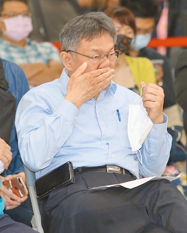 台北市长柯文哲27日表示，中央应对防疫战略及疫苗进度清楚说明，尤其包含台科大、台大等校陆续传出曾与染疫机师接触，要求中央应公开透明、提供疫调资料，北市府「现在真的要善后了」。（陈君玮摄）