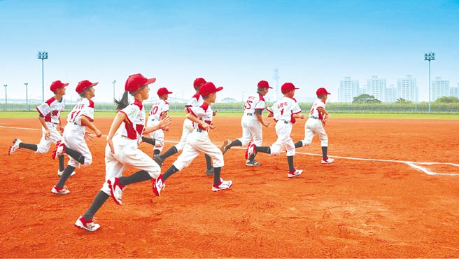 台湾彩券与母集团中信金控注重棒球运动，「爱接棒计画」不仅集结中奖人金钱与爱心，受赠单位之一、基隆东光国小棒球队总教练陈俊光表示，更是热爱棒球小朋友们安定内心的力量。  （台湾彩券提供）