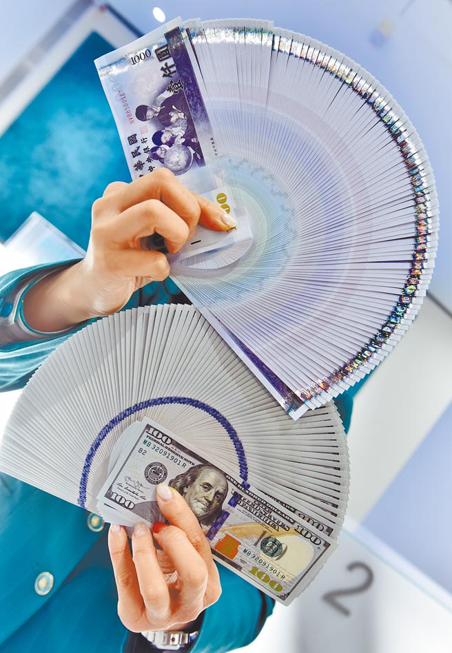 新台币昨在外资匯入，及出口商抛匯力道加持下，终场升值5.4分，为连续4日收高，收在27.905元的近24年新高。（本报资料照片）