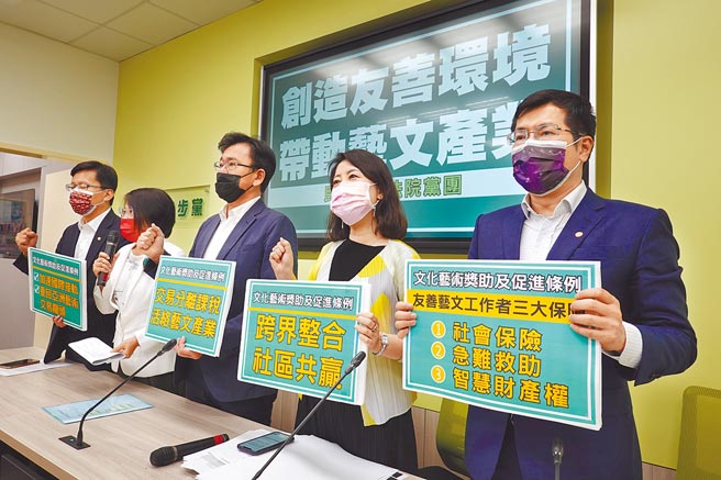 民进党立委27日举行记者会，呼吁在野党支持「文化艺术奖助及促进条例」修正草案，将艺术品交易所得採分离课税，以吸引国际拍卖公司来台，活络艺术市场。（姚志平摄）