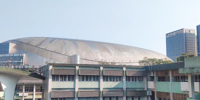 远雄公司去年5月在钛板「涂漆」来解决光害问题，岂料，不到半年就脱漆了。（台北市议员许淑华提供）